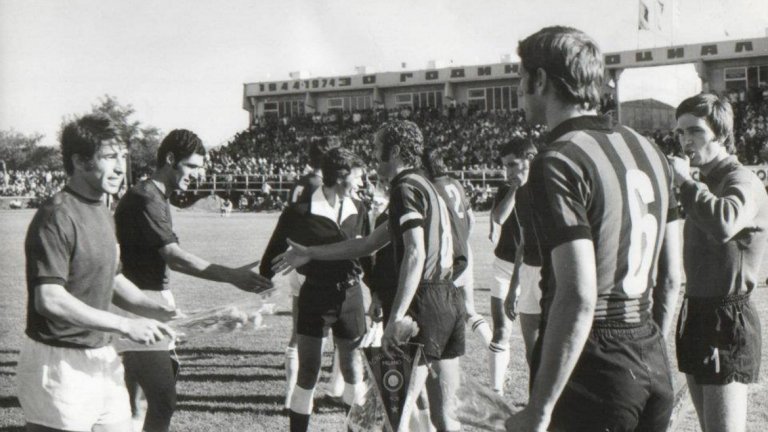 Съдиите бутат Интер срещу Етър

Малцина помнят, че големият Интер е играл на стадион „Ивайло” във Велико Търново през 1974 г. Сандро Мацола, Джачинто Факети и Роберто Бонинсеня се изправят срещу Етър в турнирите на УЕФА. Два пъти носител на Купата на европейските шампиони, Интер се води от прочутият испански треньор Луис Суарес-Архитекта. Стадионът избухва в овации, когато капитаните Стефан Чакъров и Мацола извеждат двата състава на арената. В началото търновските фурии насмитат гостите, а вратарят Бордон избива със сетни сили ударите на Стоян Коцев, Георги Василев и Чакъров. След почивката етърци удрят и две греди. С триста зора и не без помощта на турския арбитър Халмъ Юк, неотсъдил най-малко една очевидна дузпа за българите, италианците се спасяват с равенство 0:0. 

За реванша в Милано УЕФА праща испанския съдия Пабло Санчес Ибанес, чиито връзки с Интер са добре известни. След половин час игра Етър удържа нулево равенство, когато Габриеле Ориали открива резултата. След почивката Бонинсеня прави 2:0 със скандален гол от засада. Към края е свирена дузпа, която отново Бонинсеня вкарва за 3:0. По това време Етър вече е с девет души на терена, тъй като съдията вече е изгонил с червени картони Стефан Грозданов и Стоян Коцев. Треньорът Атанас Цанов и футболистите в един глас твърдят, че Интер е достатъчно силен отбор, за да му се помага по този начин. При това срещу дебютант в Европа, изпил горчивата чаша още при първото си участие. 