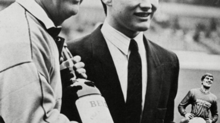 Брайън Клъф - вероятно най-великият мениджър в английския футбол, получава наградата за №1 на декември 1987 г. До него е синът му Найджъл Клъф, който е избран за играч на същия месец! Двамата са в Нотингам Форест тогава - мениджър и нападател.