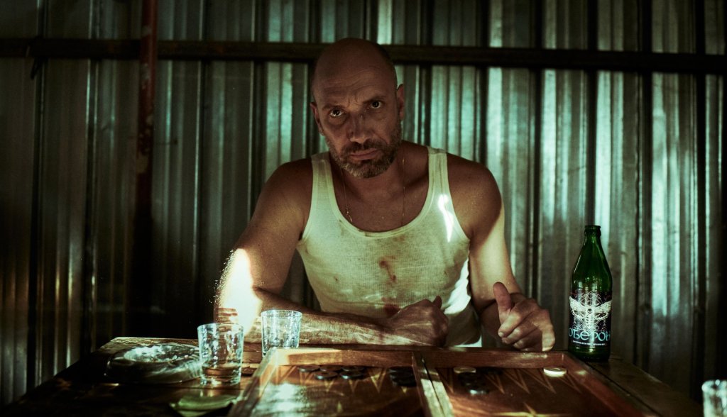 “Шекспир като улично куче”
Филмът на Валери Йорданов (“Кецове”) разказва историята на 17-годишно момче с два големи таланта - актьорските превъплъщения и уличният бокс. Той пише и обожава Шекспир, но в същото време е гангстерът на своята улица. Пред героя стои нелек избор - да избере един от талантите си, да се погрижи за себе си и да спаси един от най-близките си хора. 
Кога: 3 февруари
Къде: в кината