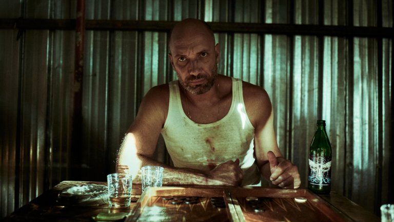 “Шекспир като улично куче”
Филмът на Валери Йорданов (“Кецове”) разказва историята на 17-годишно момче с два големи таланта - актьорските превъплъщения и уличният бокс. Той пише и обожава Шекспир, но в същото време е гангстерът на своята улица. Пред героя стои нелек избор - да избере един от талантите си, да се погрижи за себе си и да спаси един от най-близките си хора. 
Кога: 3 февруари
Къде: в кината