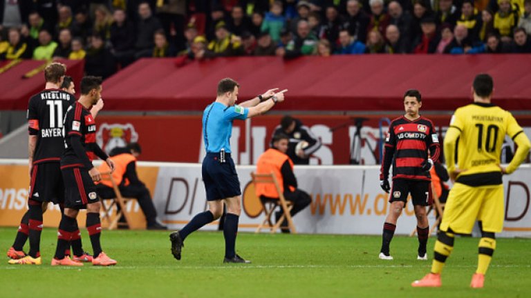 Феликс Цвайер прекъсна двубоя между Байер Леверкузен и Борусия Дортмунд за около 10 минути