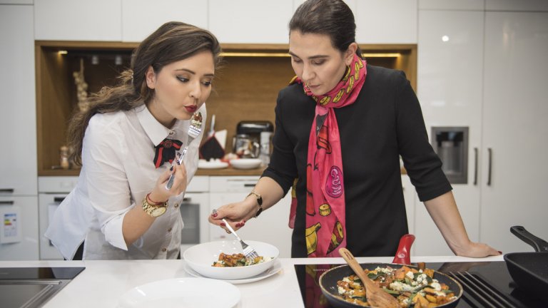 Домашно парти преди концерт: мирише на парфюм или на печено?