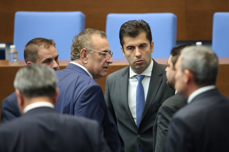 Интересен синхрон започва да се наблюдава между ПП-ДБ и "Алианса за права и свободи". Докога той ще продължи и до какво ще доведе...