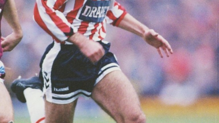 Алън Шиърър (Саутхемптън), 17 г., 26 март 1988 г., влизайки като резерва срещу Челси в тогавашната Първа дивизия.