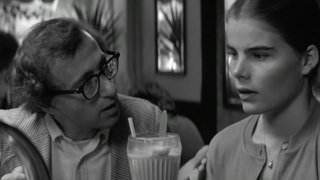 Моделът Кристина Енгелхард твърди, че когато е била на 17 е започнала сексуална връзка с популярния режисьор. Разкрива това десетилетия по-късно след като за пореден път гледа филма "Манхатън" (на снимката) и вижда себе си в историята, написана от Алън.
разкри историята си с режисьора