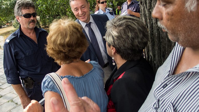 Автобуси стовариха подкрепата за властта