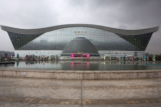 Тази сграда отвори врати на 20 септември в Чънду, административният център на провинция Съчуан. Това е рекордьорът на Гинес, наречен „New Century Global Center”, където се помещава и воден парк.
 Тук традиционните форми изглеждат спазени
