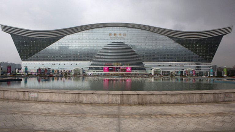 Тази сграда отвори врати на 20 септември в Чънду, административният център на провинция Съчуан. Това е рекордьорът на Гинес, наречен „New Century Global Center”, където се помещава и воден парк.
 Тук традиционните форми изглеждат спазени