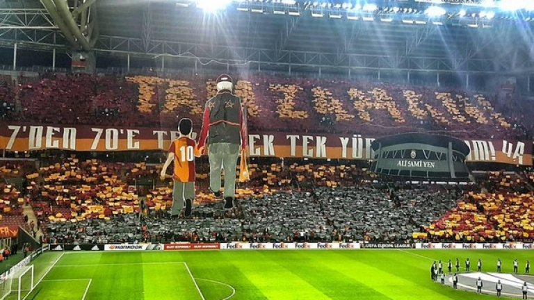 Ултрасите на Галатасарай повториха хореография, с която изпратиха стария си стадион "Али Сами Йен" преди няколко години. Сега я направиха на новия, срещу Лацио в Лига Европа.