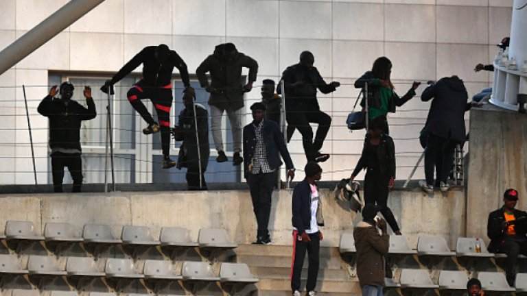 Всичко започна след като фенове, явно без билети за мача, започнаха да прескачат загражденията