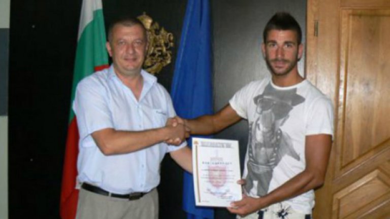 Ангел Цолов. През миналото лято течението на Дунав отнася 8-годишно момиче върху надуваем дюшек на градския плаж Баба Вида във Видин. За щастие наблизо е футболистът на Бдин Ангел Цолов. Той успява да настигне дюшека и спасява живота на детето.