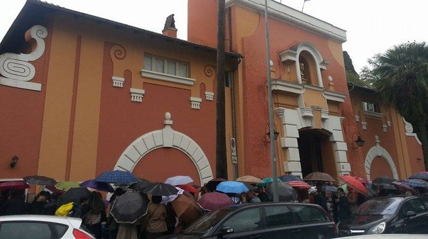 Под дъжда в Рим чакат поне стотина души.