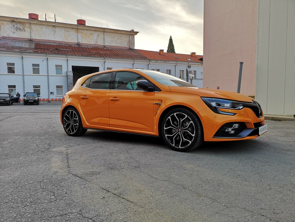 Фотогалерия: Renault MEGANE R.S. - това вече е спортна кола!