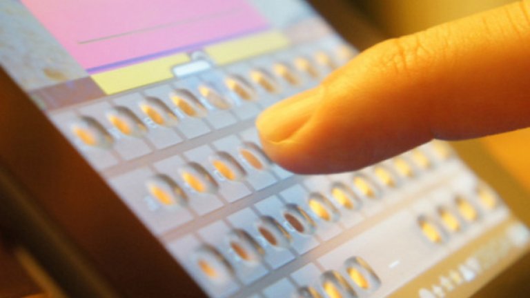 Да докоснеш пикселите
Както прожектираната клавиатура, така и традиционния тъчскрийн не са достатъчно пълноценни за писане, защото им липсва реакцията на бутона, с която са свикнали пръстите ни. Въпреки че телефоните могат да вибрират, когато някоя буква е натисната или да издават някакъв звук, липсата на физическия контакт е неприятна.
Компанията Tactus се надяват да решат този проблем, създавайки динамична повърхност, която прави "повдигнати" бутони на иначе гладкия екран. Когато не се използват тикселите (tactile pixels) изчезват и се превръщат в гладка повърхност.