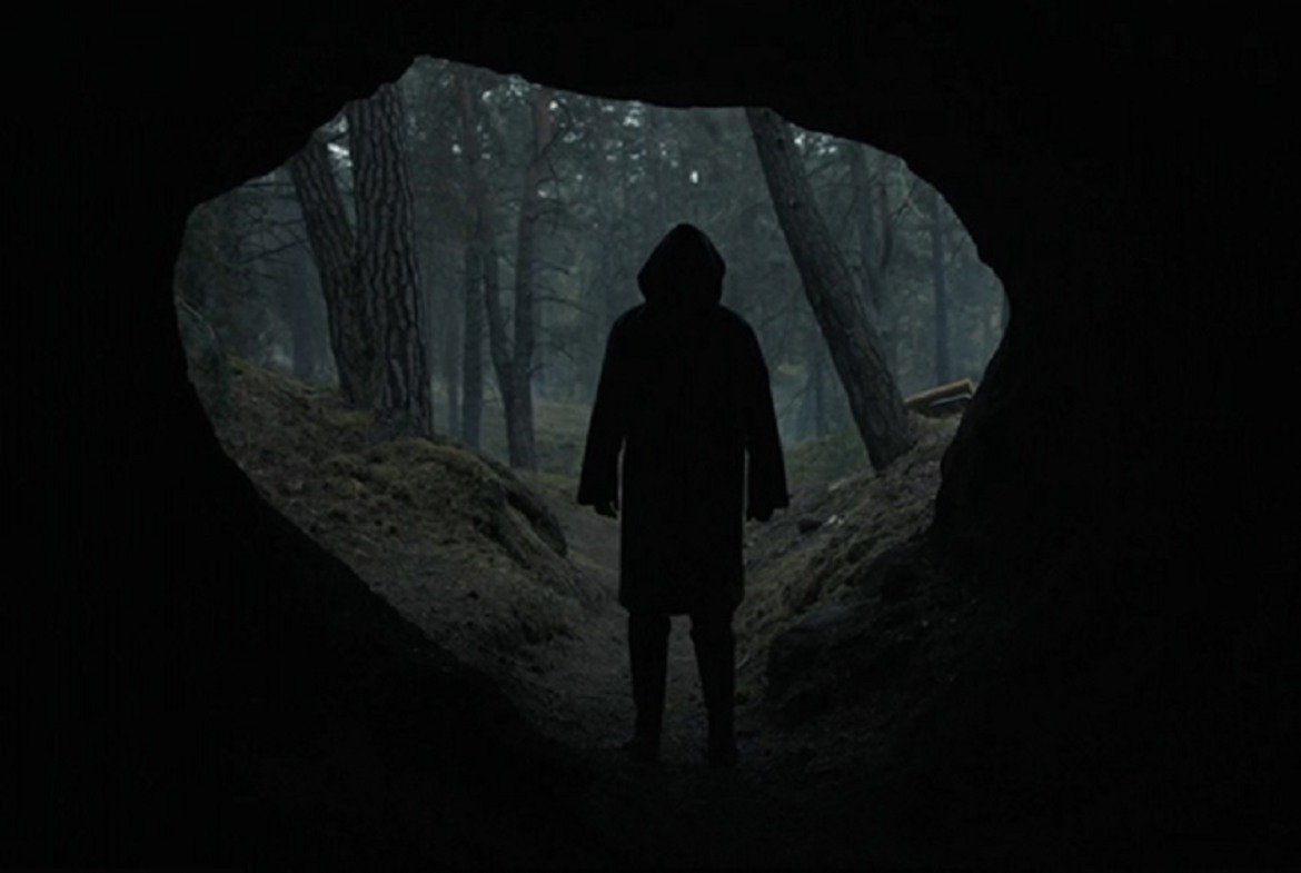 Една от тях са мистериозните пещери, които се намират в горите край Винден. Друга - Странникът, който дебне жителите на градчето.