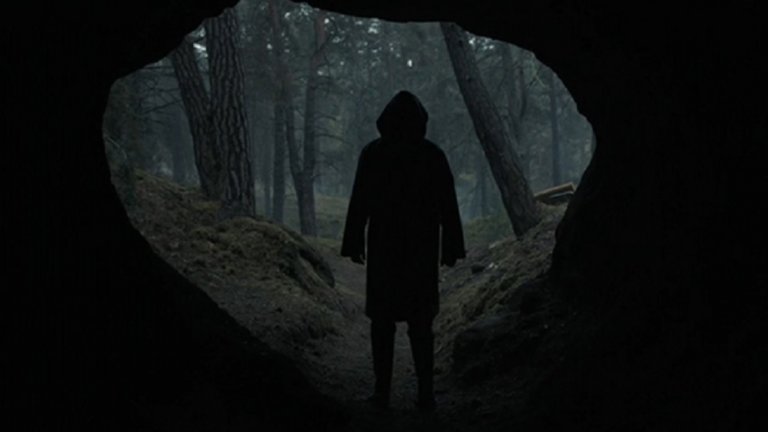 Една от тях са мистериозните пещери, които се намират в горите край Винден. Друга - Странникът, който дебне жителите на градчето.