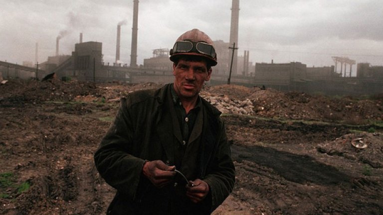 Съветски миньор в сибирска  индустриална зона през юни 1991-ва