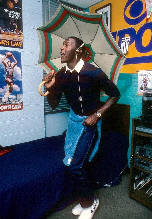 Джордан слуша музика в стаята си в колежа. Снимката е правена през ноември 1983 г.