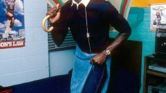 Джордан слуша музика в стаята си в колежа. Снимката е правена през ноември 1983 г.