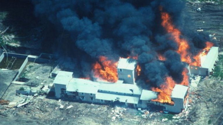 Обсадата на Уейкоу 
Обсадата на Уейко, последвана от атаката на "планината Кармел" е военна операция, осъществена от Федералното бюро за разследване в Уейко, Тексас. Мястото е обитавано от религиозната общност Клонка Давидова. В проведената през пролетта на 1993 г. (от 28 февруари до 19 април) безпрецедентна операция загиват 79 членове на Клонката, както и 4 агенти на Бюрото.
Щурмът на мястото се предхожда от дългогодишна конфронтация. Мястото, където са били построени жилищните и молитвени домове на Клонката, е закупено от българина Виктор Хутев през 1930 г. с цел да основе там религиозно общество, различно от адвентистите. Хутев е бил православен християнин и вероятно е имал намерение да бъде нещо като ктитор на своеобразен манастир на американска земя. 
Дейността на клонката не е влизала в полезрението или поне не се е считала за заплаха за националната сигурност от американските специални служби. През 1992 г. обаче членове на обществото са обвинени и представени пред обществото като сексуални развратници и насилници над непълнолетни деца. 
Обсадата продължава 50 дни и на 51-ия се взема решение за предприемане на щурм, в който взимат участие около 700 командоси. По време на атаката в ранчото е пуснат взривоопасен газ, под предлог да упои оказващите отвътре съпротива. Избухва пожар и цялото ранчо е изпепелено за минути.