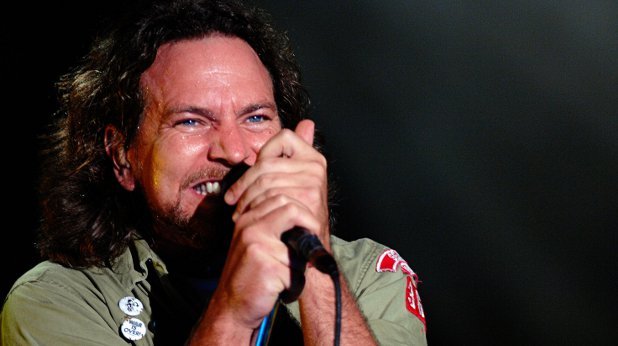 Еди Ведър

Еди Ведър винаги е бил по-известен като фронтмена на Pearl Jam. Въпреки това, той нямаше да има този легендарен статут, ако не беше уволнен от работата си като охранител. Питате се защо? Свирил на китара в работно време.