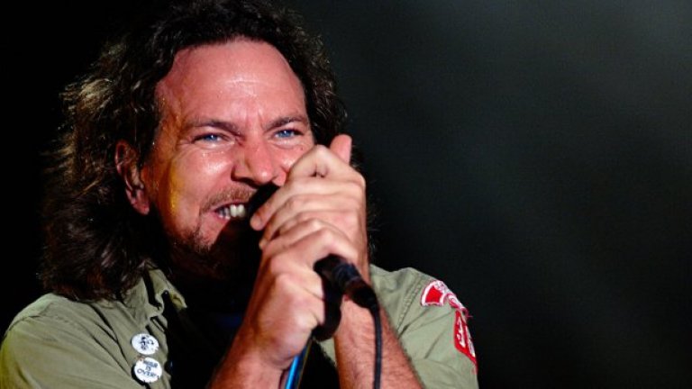 Еди Ведър

Еди Ведър винаги е бил по-известен като фронтмена на Pearl Jam. Въпреки това, той нямаше да има този легендарен статут, ако не беше уволнен от работата си като охранител. Питате се защо? Свирил на китара в работно време.