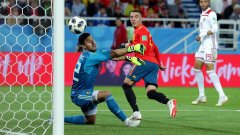 Аспас вкарва гола, който остави Испания на първото място в групата