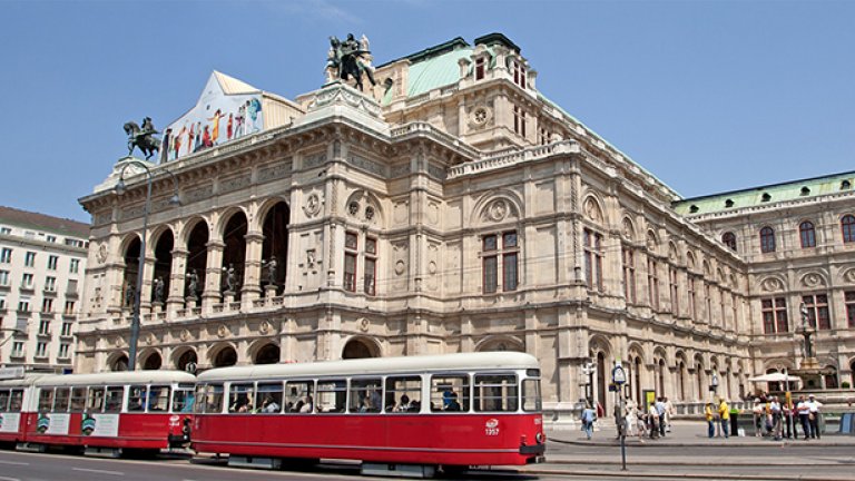 Градът на музиката Виена е прекрасна дестинация за всеки, който иска да помълчи и да послуша в собствената си компания. Виена е една от най-популярните туристически дестинации в Европа с множество забележителности и тайни кътчета, които няма да ви оставят да скучаете.