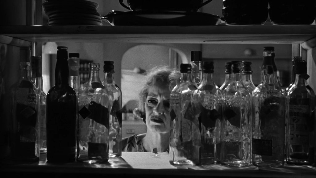 Бети Дейвис в What Ever Happened to Baby Jane (1962)
Никой не може да изиграе побърканата сестра, нереализирана артистка и пияница, бейби Джейн Хъдсън, като Бети Дейвис. А в компанията Джоан Крауфорд, тя избухва изцяло. 