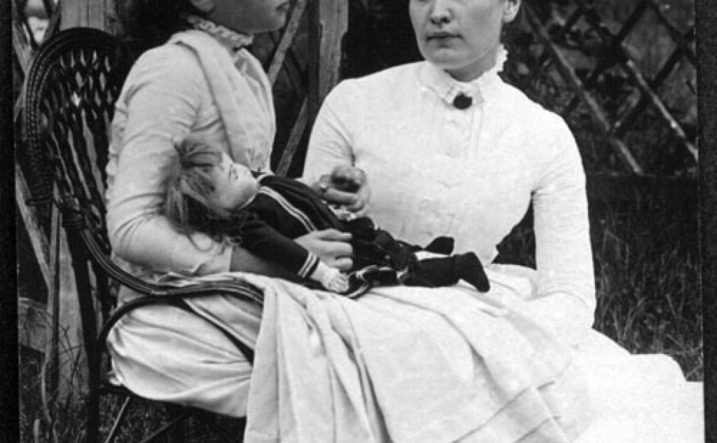 Helen_Keller_with_Anne_Sullivan_in_July_1888