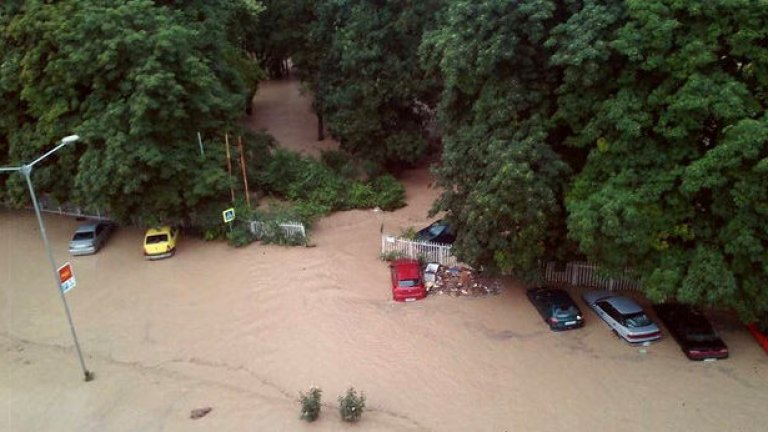 Двама загинаха в Бургаска област, 123 сигнала за наводнения има на територията на цялата страна