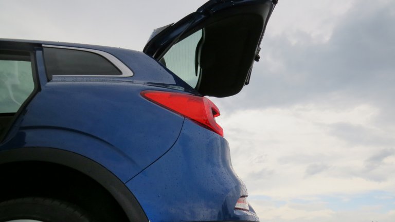 Пространството в задния отсек не е малко, но щеше да е с една идея по-функционално, ако задните седалки бяха хоризонтално подвижни. Този недостатък обаче се компенсира от огромното пространство, което се получава при сгъване на задните и пасажерската седалки.