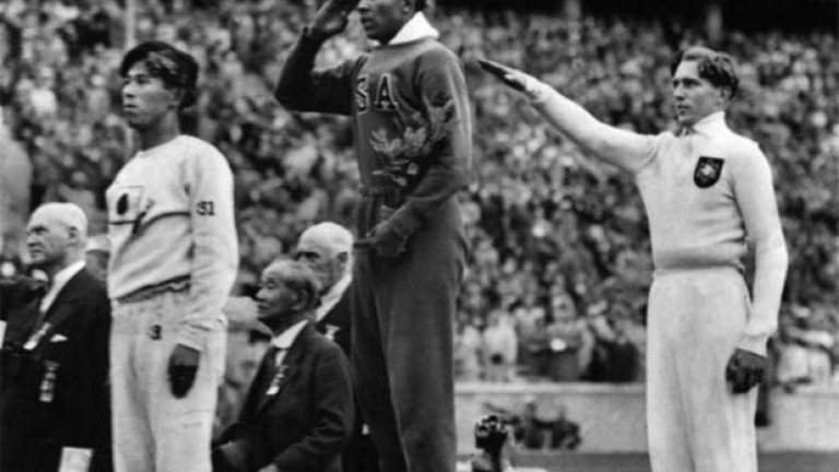 6 август 1936 г. Джеси Оуенс козирува като войник от американската армия и отказва да вдигне ръка за нацистки поздрав, както го правят 100 000 по трибуните на стадиона в Берлин. Тъмнокожият янки печели 4 златни медала и втрещява фюрера с жеста си.