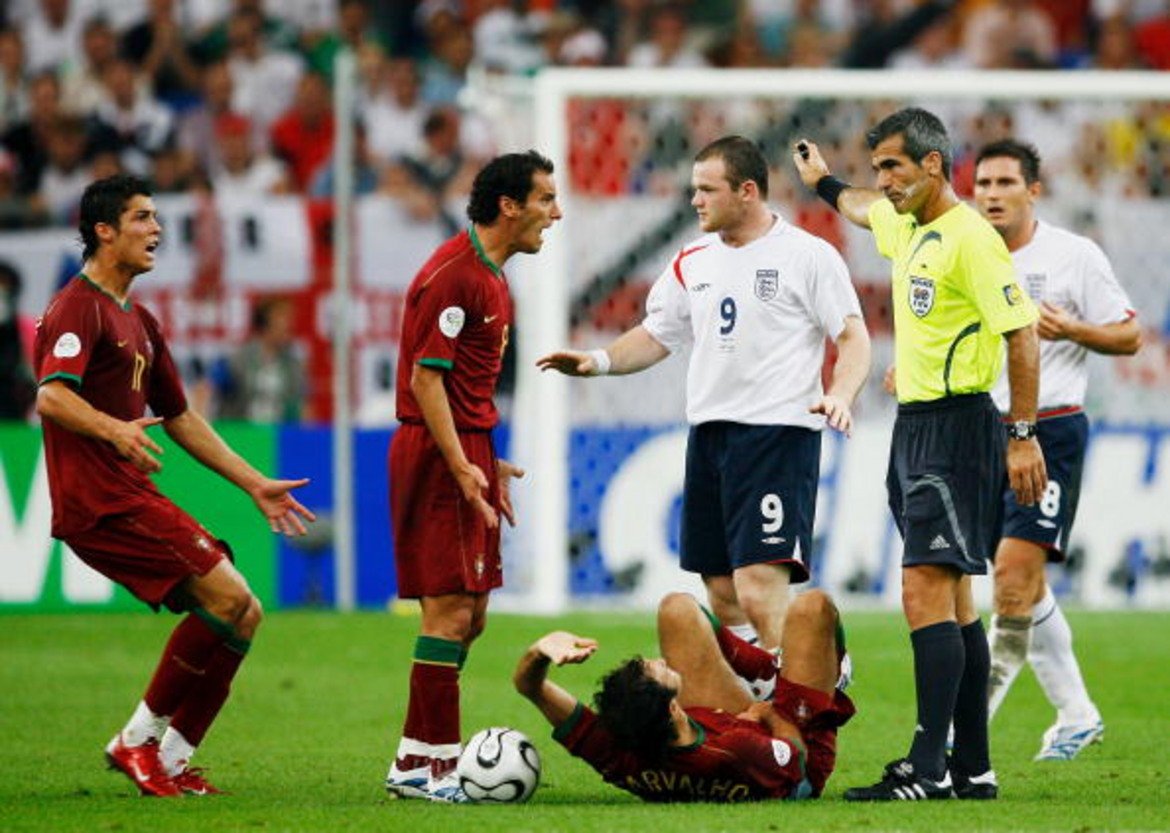 Червеният картон на Мондиал 2006
Рууни отиде на Световното първенство в Германия контузен и не успя да покаже на какво е способен. Нервите му не издържаха в четвъртфинала (отново срещу Португалия), след като настъпи Рикардо Карвальо, а съотборникът му в Юнайтед Кристиано Роналдо му изпроси червен картон. Англичаните отново паднаха на дузпи.