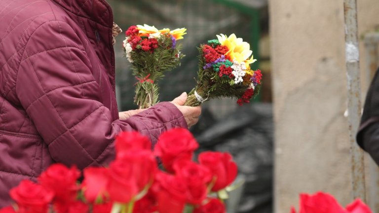 Православната църква извършва специално богослужение в памет на починалите, а близките посещават гробовете.