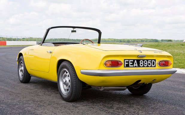 Lotus Elan (1962-ра-1973-та) Откритият двуместен модел на Lotus Elan излиза през 1962-ра година. Колата е извеснта като модела, каран от детективката  Ема Пийл от британските тв серии "Отмъстителите". Интересно е да се знае, че Elan също така е моделът, вдъхновил създаването на първата Mazda Miata през 1989 година