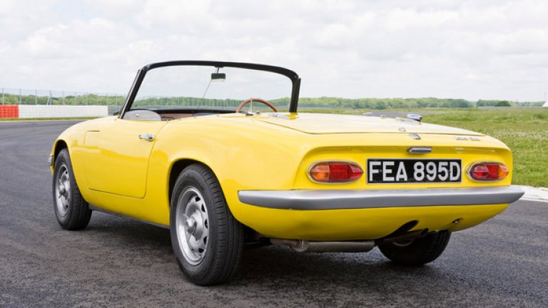 Lotus Elan (1962-ра-1973-та) Откритият двуместен модел на Lotus Elan излиза през 1962-ра година. Колата е извеснта като модела, каран от детективката  Ема Пийл от британските тв серии "Отмъстителите". Интересно е да се знае, че Elan също така е моделът, вдъхновил създаването на първата Mazda Miata през 1989 година