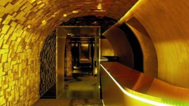 Silencio
Това е един от клубовете с най-строги правила за представители на творчески професии в Париж, ако не и в цял свят. Въпреки че е създаден крайно скоро по клубните стандарти (през 2011!), изключително строгата му политика за членство и фактът, че основател му е Дейвид Линч, бързо утвърждава Silencio като най-добрият френски арт-клуб. Твърди се, че той се самоопределя като "наследник на салоните" през XXI век; в богато украсените помещения на клуба има няколко галерии, арт библиотека и кино.
Препоръките от настоящи членове са препоръчителни, но надали ще ви осигурят шанс да прекрачите прага. Кандидатите трябва да докажат, че са наистина отдадени и изключителни в своята творческа/професионална област, за да бъде разгледана кандидатурата им насериозно. Сложният процес на одобрение си заслужава - ако не за друго, то заради звездните културни програми, които Silencio организира всеки месец; това е един от елитните затворени клубове, където със сигурност никога няма да се почувствате отегчени