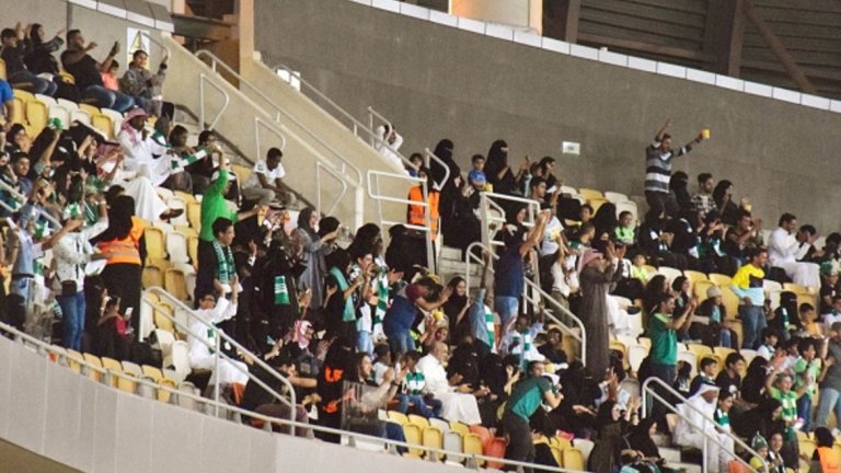 Футболът е много популярен спорт в Саудитска Арабия, като в страната има хиляди фенове на международни и местни отбори. Много от местните жени приветстваха решението за отварянето на стадионите, като публикуваха съобщения в социалните мрежи с хаштаг на арабски "Семействата влизат на стадионите".

Други саудитци обаче разкритикуваха събитието, коментирайки, че "мястото на жените е у дома, в грижа за децата и опазване на вярата, а не на стадиона, където мъжете се събират на групи, ругаят и хулиганстват".

