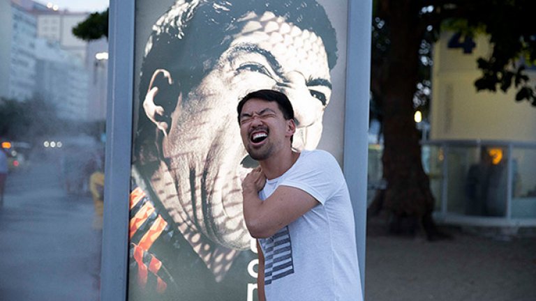 Чудовище Суарес хапе фенове на Копакабана