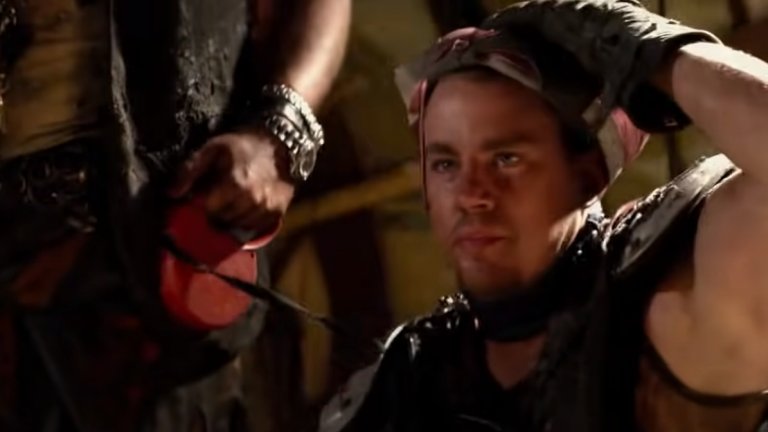 Чанинг Тейтъм в "Това е краят" (This is the End)
В този филм много комедийни актьори играят свои версии, които се сблъскват с края на света. Една кратка поява обаче е особено забавна, защото достига неочаквани самоиронични крайности. Версията на комика Дани Макбрайд в This is the Еnd е станала канибал, който иска да изяде главните герои. Макбрайд унижава и държи вързан за каишка мъж с маска, за когото става ясно, че е Чанинг Тейтъм.
Т.е. оказва се, че мъжкарят Тейтъм след апокалипсиса е станал живата секс играчка на свой колега актьор. Определено не най-ласкавата версия на бъдещото си Аз, която можеш да изиграеш, но пък показваща смелост и чувство за хумор. Можете да станете свидетели на това, а и на още много абсурди, като гледате "Това е краят" в HBO GO.