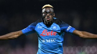 Култовият герой на Неапол за малко да изгуби зрението си и днес отказва да свали късметлийската маска