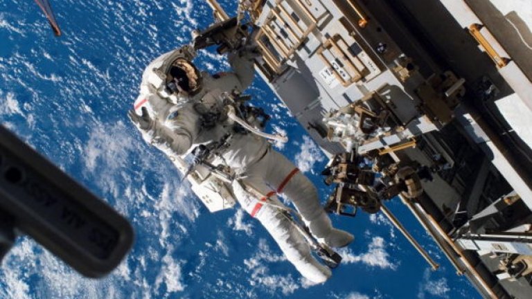 Астронавт на совалката "Индевър", която се приземи окончателно през 2011 година.