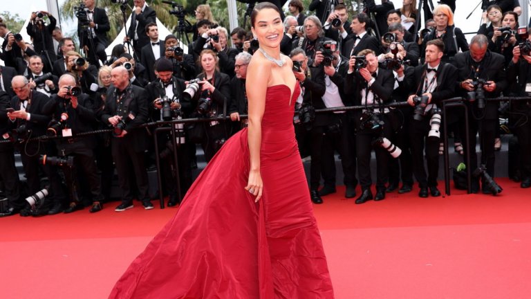Моделът Шанина Шейк избра за събитието разкошна червена рокля.