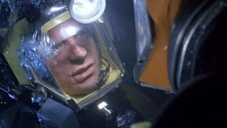 Ед Харис в „Бездната“

„Бездната“ е може би най-подценяваният филм от творчеството на Джеймс Камерън, но в него режисьорът е стигнал твърде далеч в отношението си към изпълнителя на главната роля. Във филма става въпрос за водолазен екип, който търси изгубена ядрена подводница, но открива извънземен разум – и логично актьорите е трябвало да се справят с всякакви условия под водата. 

В една от подводните сцени героят на Ед Харис се оказва без кислород и почти загива. Самият актьор бил спокоен, че има достатъчно кислород за цялата сцена и трябва просто да я изиграе, но Камерън се погрижил кислородът му наистина да свърши – с цел повече реализъм. Перфекционизъм или лудост от страна на режисьора? Вие преценете.