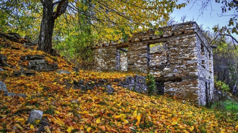 Изоставено село в Родопите