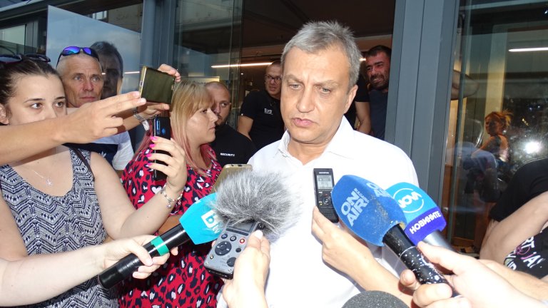 Сумата възлиза на 6 работни заплати и макар да е законно, не е морално, подчертава новият кмет на Благоевград