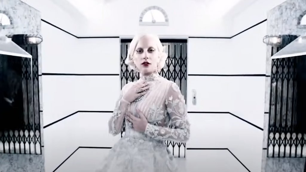 American Horror Story (Hotel)
След като American Horror Story (“Зловеща семейна история”) осезаемо залитна по музиката, съвсем естествено в поредицата цъфна и поп звезда. Лейди Гага се присъедини към състава за петия сезон на шоуто с подзаглавие “Хотел”.
Тя влезе в образа на графиня Елизабет Джонсън, и спечели “Златен глобус” за ролята си.
А относно решението си да изобрази бляскавия вампир, Гага каза: “Търсех място, където да излея цялата си мъка и гняв. Затова се развълнувах, когато Райън Мърфи ми предложи да играя убиец”.
