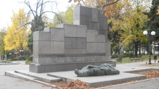 Време е "Братската могила" да бъде ако не махната, то поне преместена