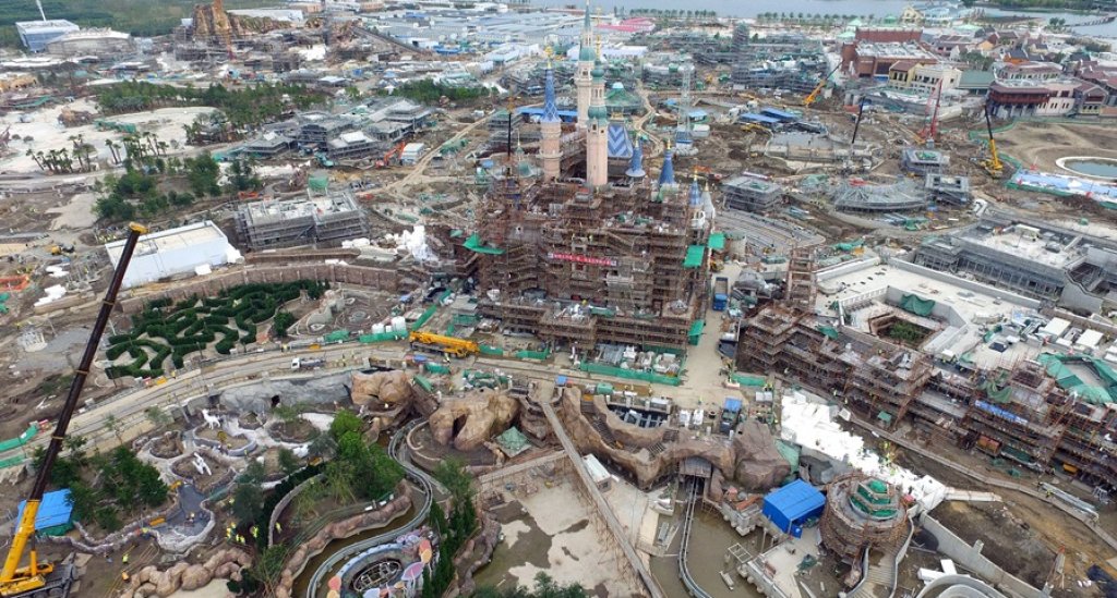 Първият Disney курорт  в континенталната част на Китай е в процес на изграждане и ще отвори врати през пролетта на 2016 г.